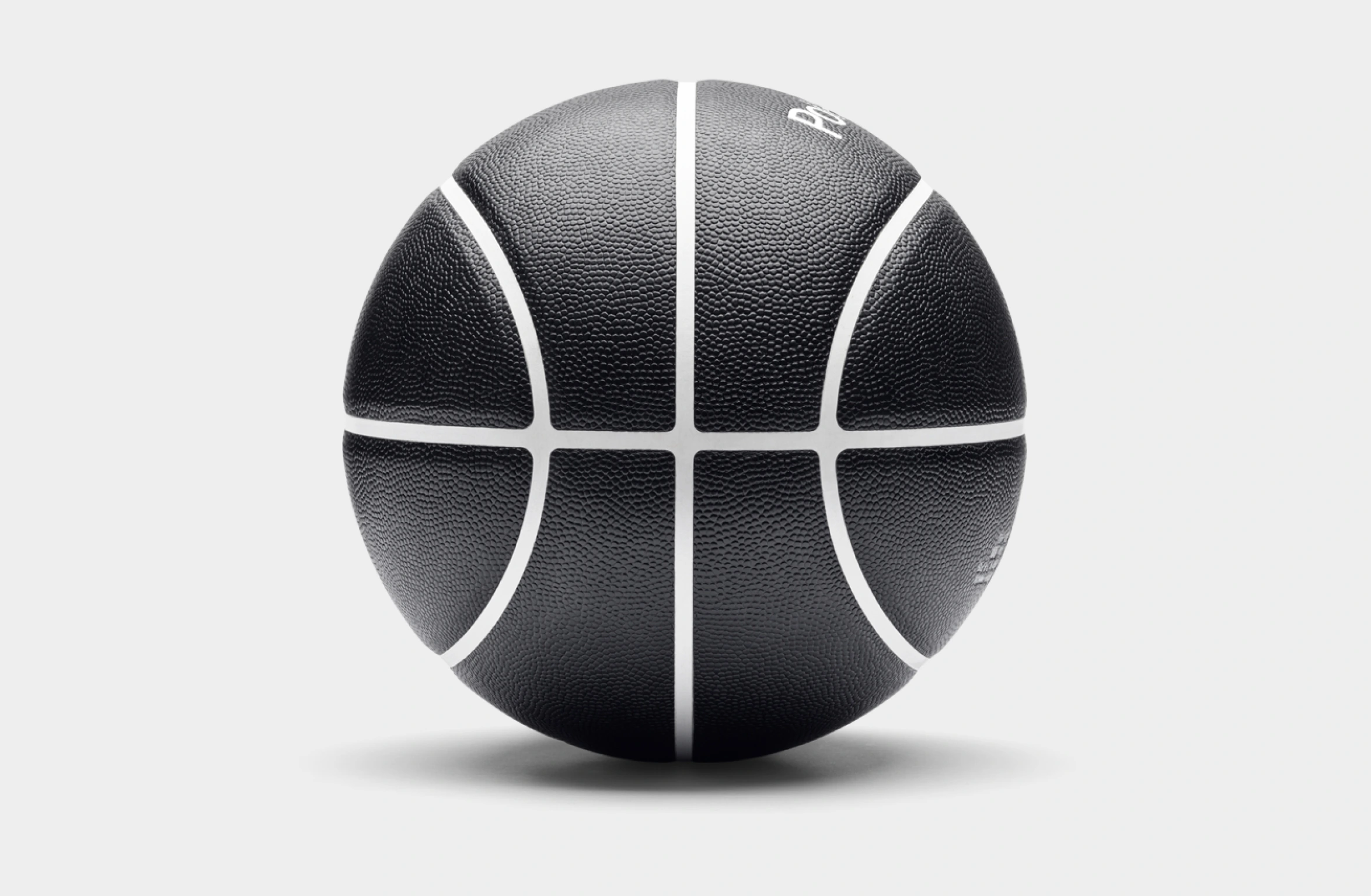 Schwarzer Basketball mit weißen Linien und Polestar Schriftzug