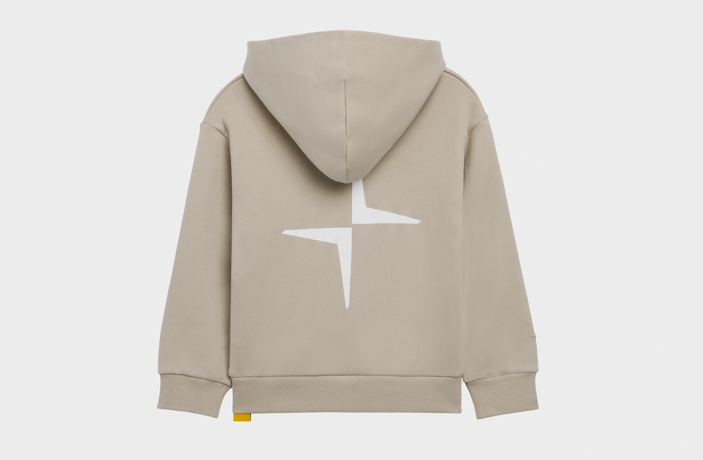 Beige børnehættetrøje med et stort Polestar-symbol på ryggen