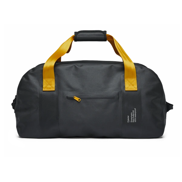 Zwarte waterdichte duffel bag met een inhoud van 50 liter en goudkleurige hengsels.