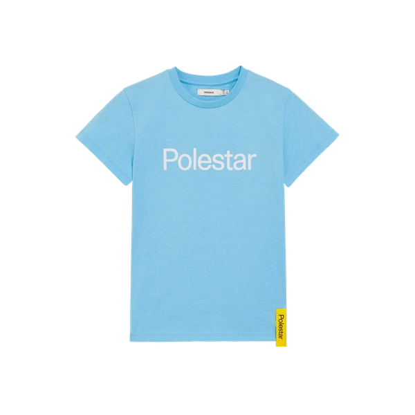 Blå t-shirt för barn med ton-i-ton Polestar-ordmärke på framsidan och gul sidotagg