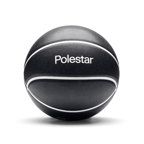Zwarte basketbal met witte lijnen en Polestar-woordmerk